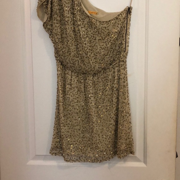 Off the shoulder Alice + Olivia sequence dress - Picture 2 of 3